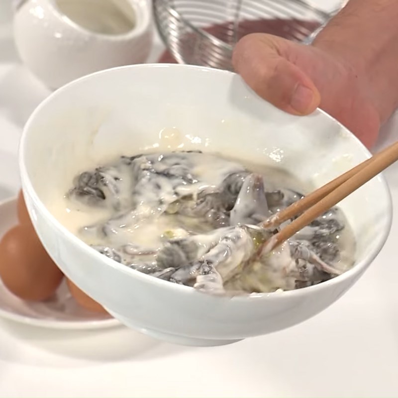 Bước 3 Ướp và chiên cua Burger cua lột