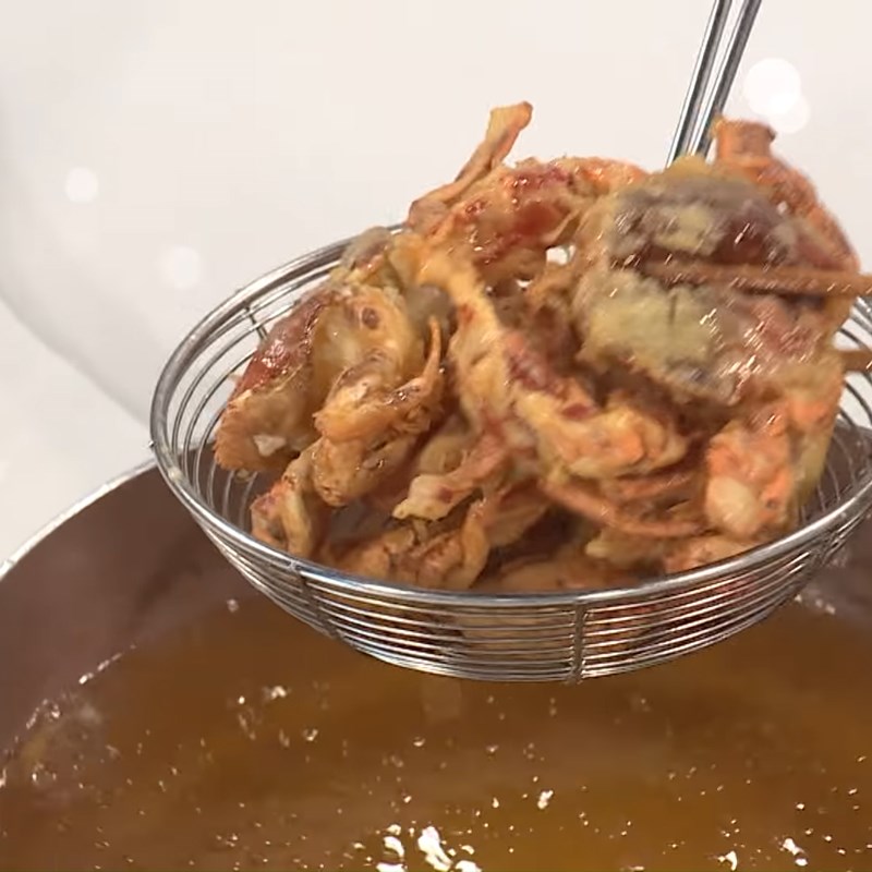 Bước 3 Ướp và chiên cua Burger cua lột