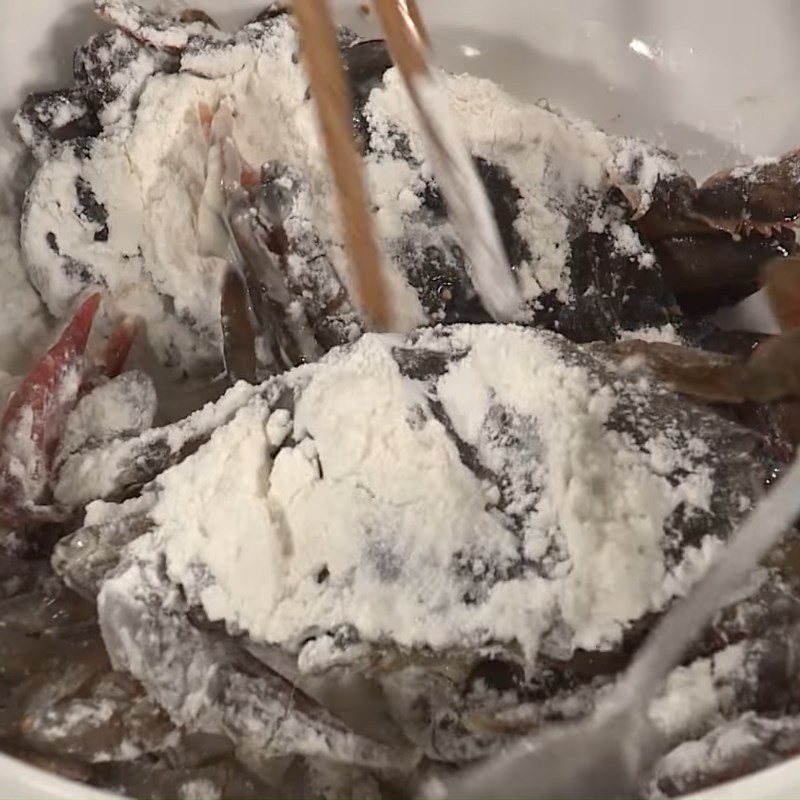 Bước 3 Ướp và chiên cua Burger cua lột