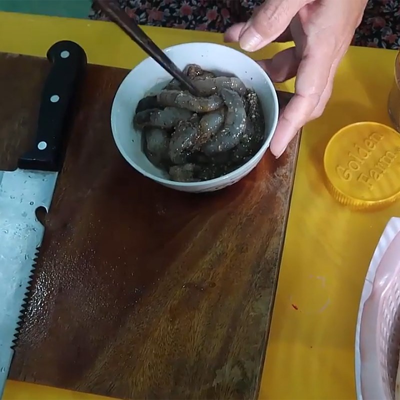 Bước 3 Ướp tôm Canh củ từ nấu tôm