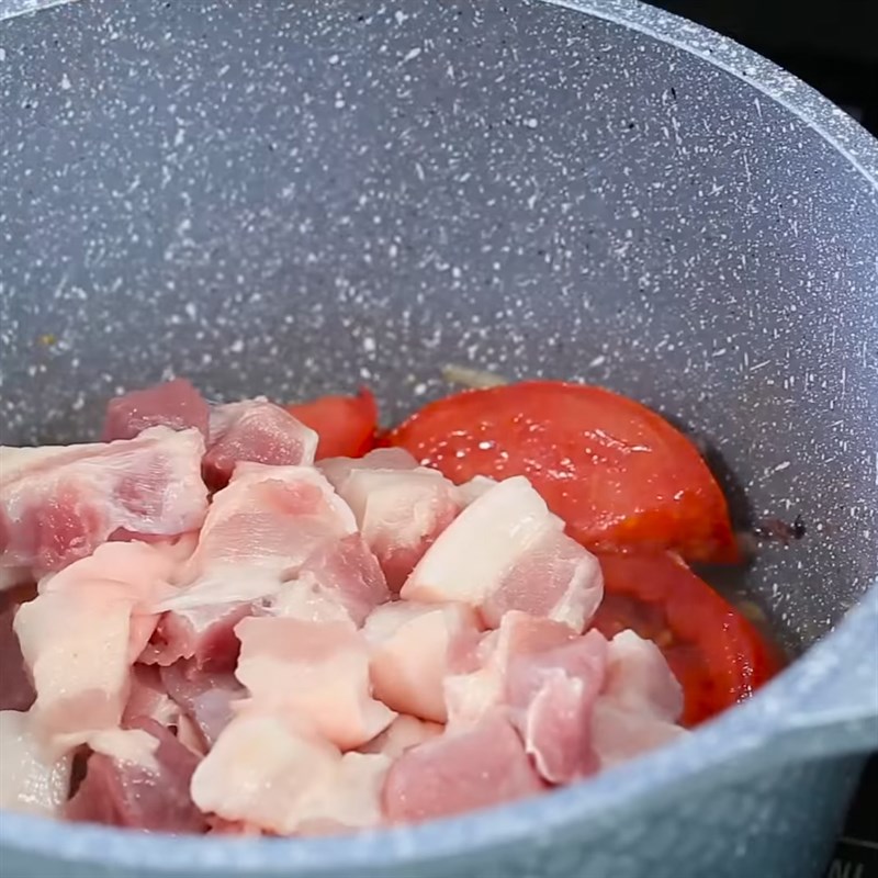 Bước 4 Xào các nguyên liệu Cá bống kho dưa chua thịt ba chỉ