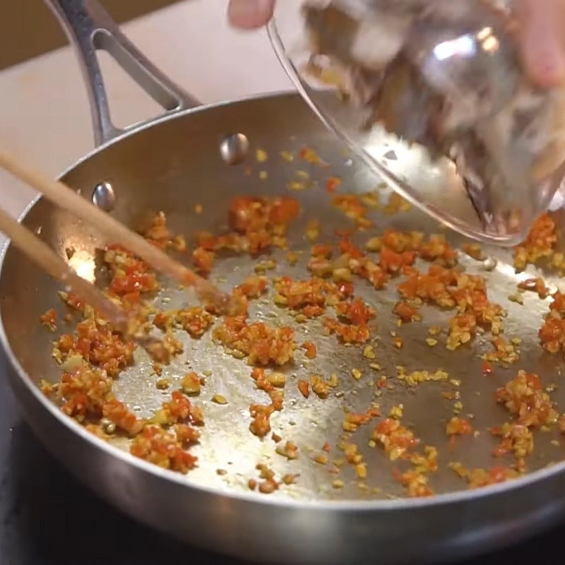 Bước 4 Xào cá và trình bày Cơm hoa đậu biếc