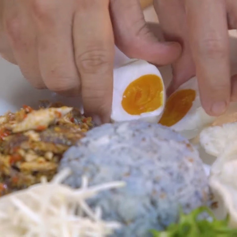 Bước 4 Xào cá và trình bày Cơm hoa đậu biếc