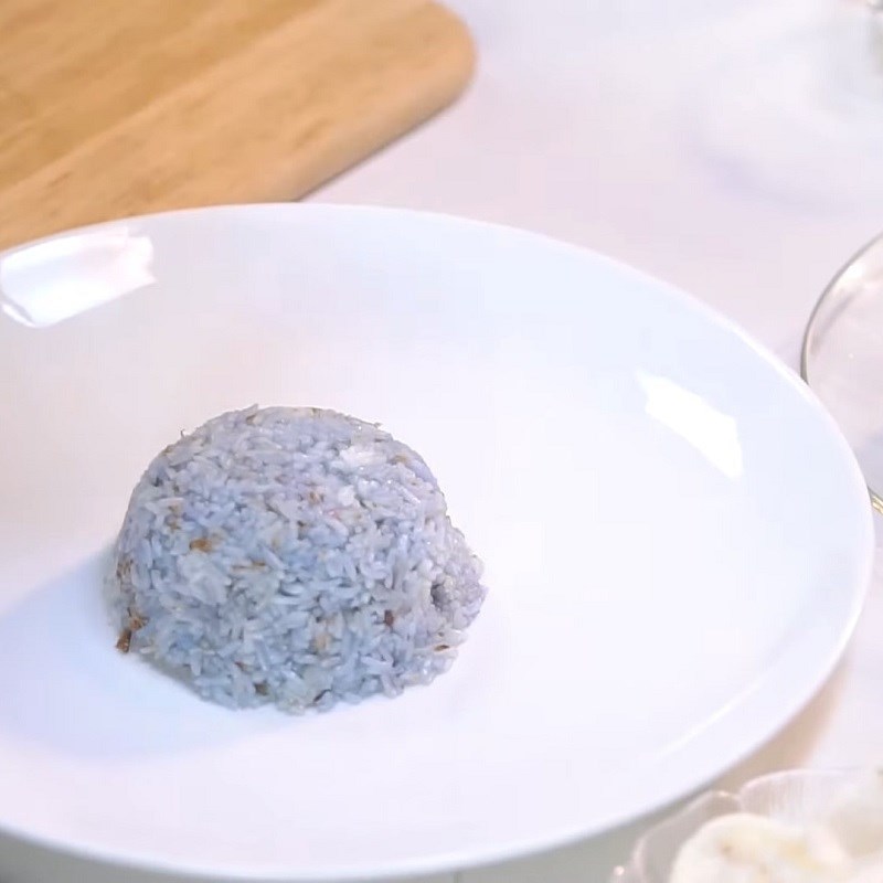 Bước 4 Xào cá và trình bày Cơm hoa đậu biếc