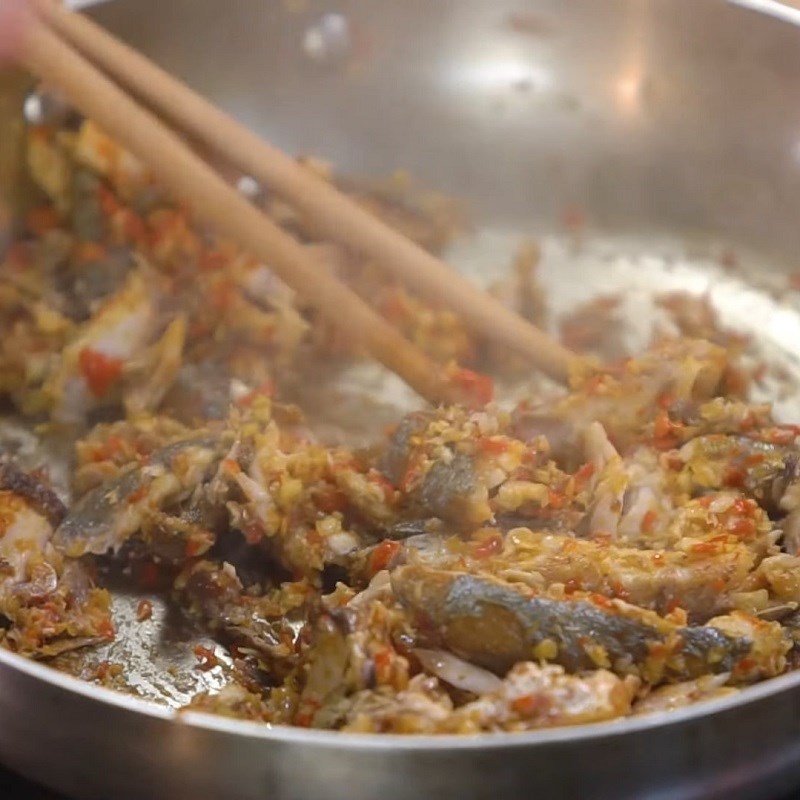 Bước 4 Xào cá và trình bày Cơm hoa đậu biếc