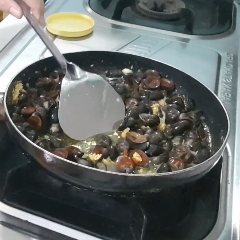 Bước 3 Xào ốc dừa Ốc dừa xào bơ