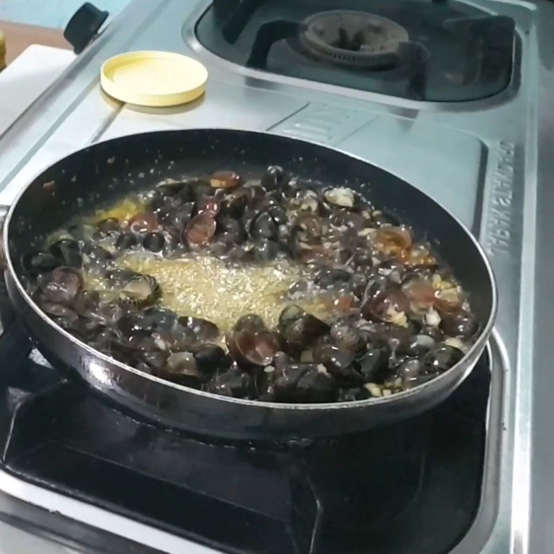 Bước 3 Xào ốc dừa Ốc dừa xào bơ