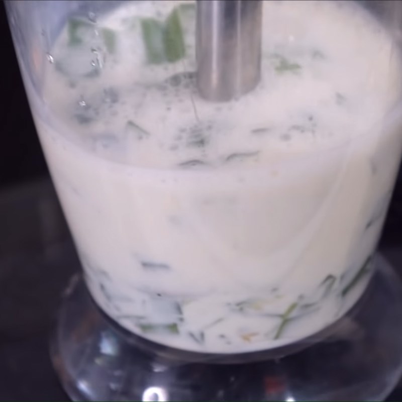 Bước 1 Xay hỗn hợp lá dứa Bánh cặp tàn ong lá dứa