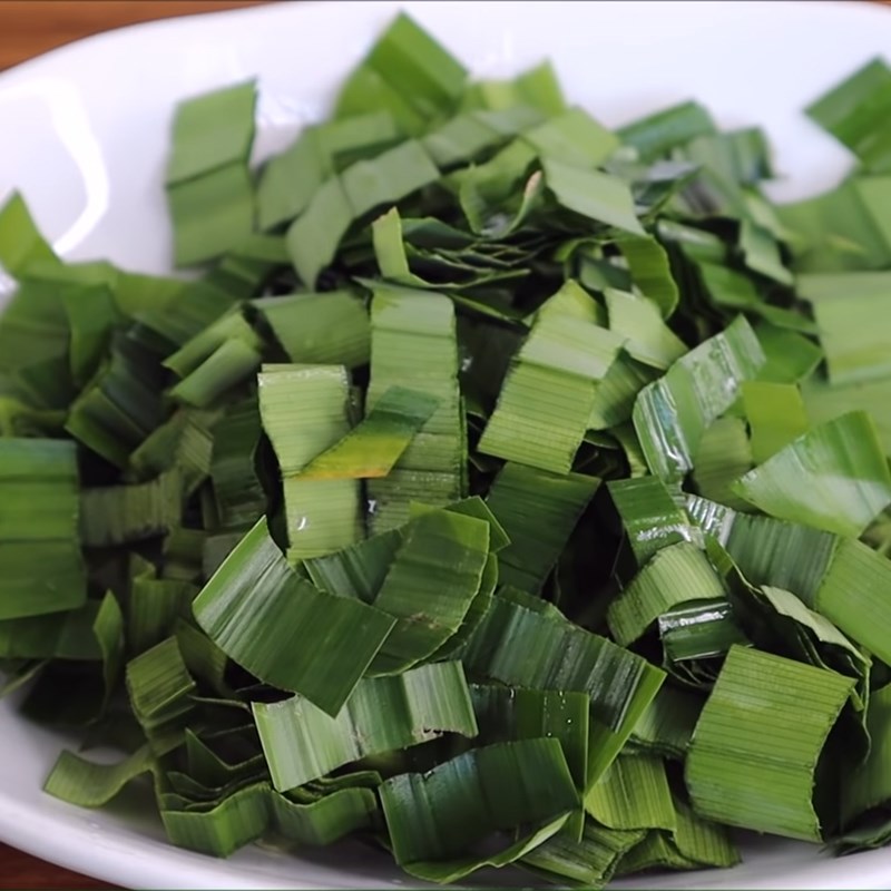 Bước 1 Xay hỗn hợp lá dứa Bánh cặp tàn ong lá dứa