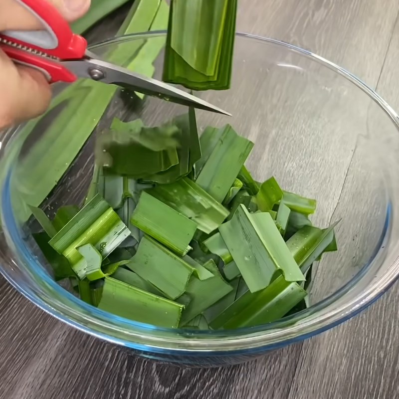 Bước 2 Xay nước cốt lá dứa Bánh gạo lá dứa