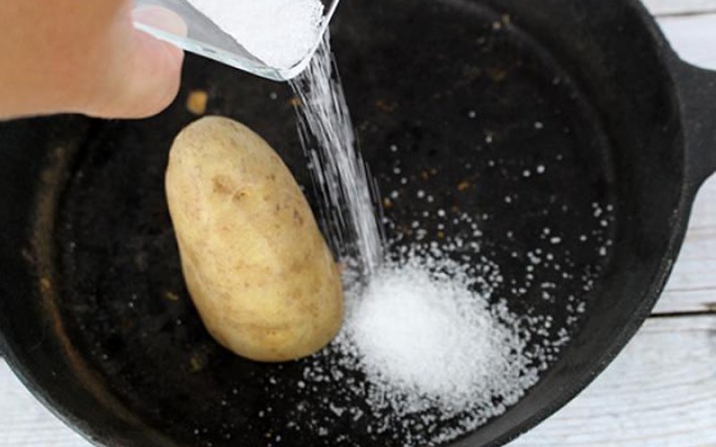 dùng khoai tây và muối để làm sạch nồi, chảo