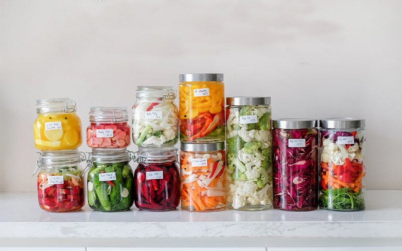 nộm và rau củ muối chua