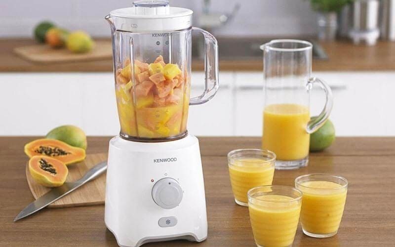 Cho nguy&ecirc;n liệu v&agrave;o m&aacute;y xay sinh tố từ nhẹ đến nặng