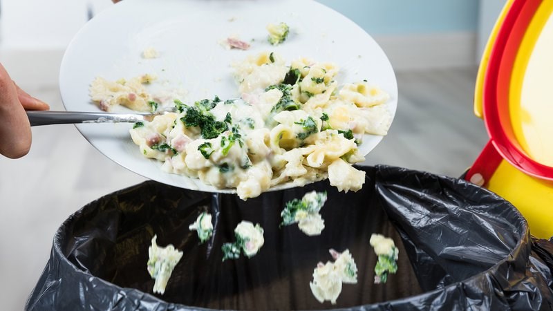 Khi n&agrave;o n&ecirc;n vứt thức ăn trong tủ lạnh?