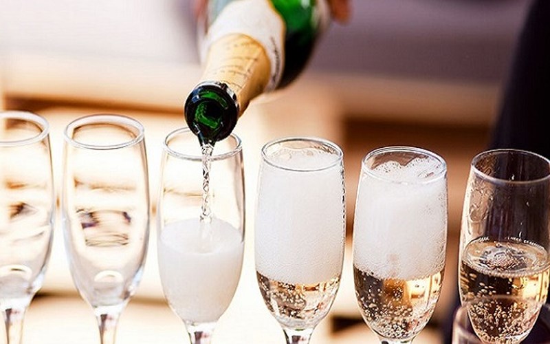 Tạo gas cho rượu vang