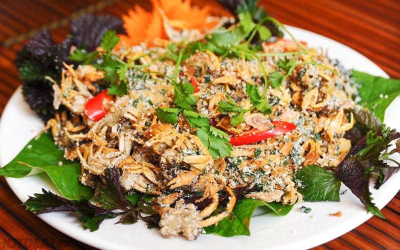 Cua đồng rang lá lốt