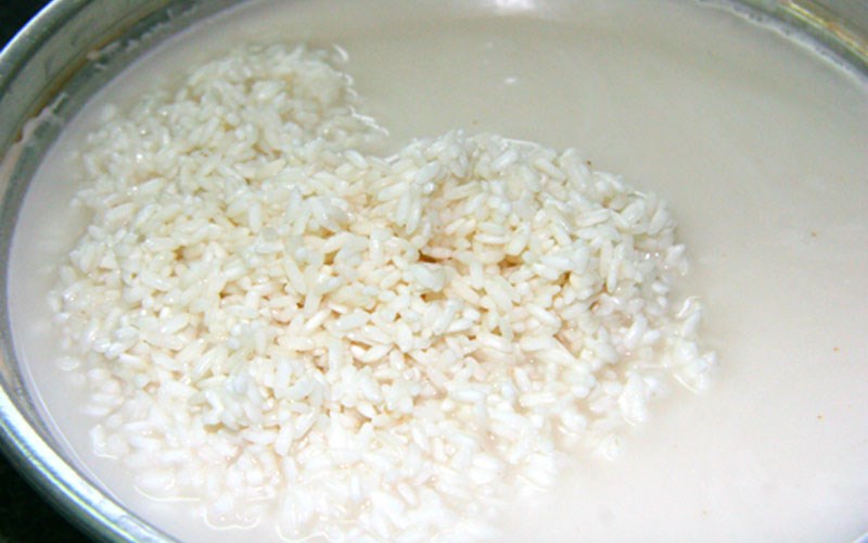     Vo gạo nếp thật sạch trước khi gói bánh.