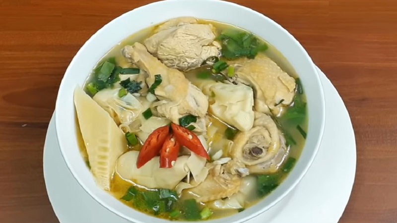 Canh gà nấu măng