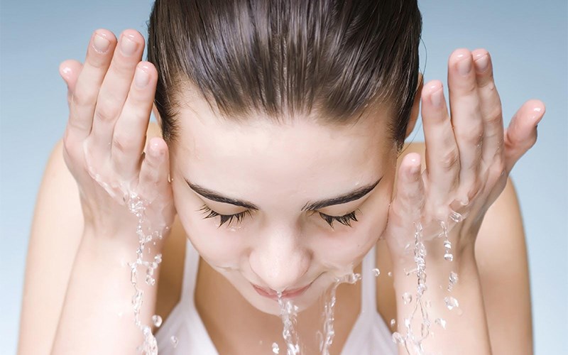 Rửa mặt bằng nước ấm sau 5 phút sử dụng giấm trên da
