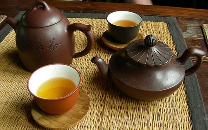 Hình ảnh uống trà đẹp: Cùng ngắm nhìn hình ảnh uống trà đẹp và đầy ngọt ngào, cảm nhận cơn gió nhè nhẹ len lỏi qua làn da. Bạn sẽ tự cảm thấy được sự thư giãn và yên bình khi ngắm nhìn những cúng trà tươi mát trong không gian xanh mát.