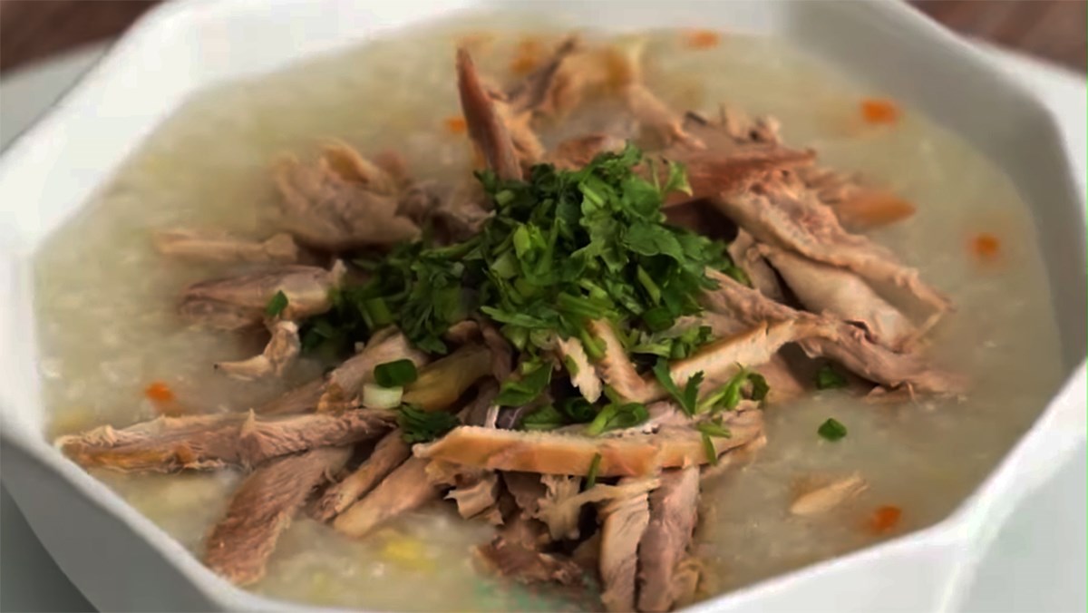 How to make delicious and nutritious cháo gà hạt sen (chicken congee with lotus seeds) easily at home?