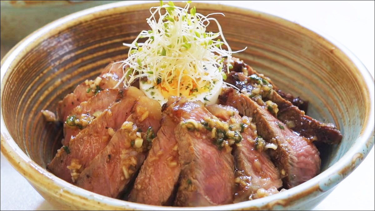 Cơm bò bít tết kiểu Nhật