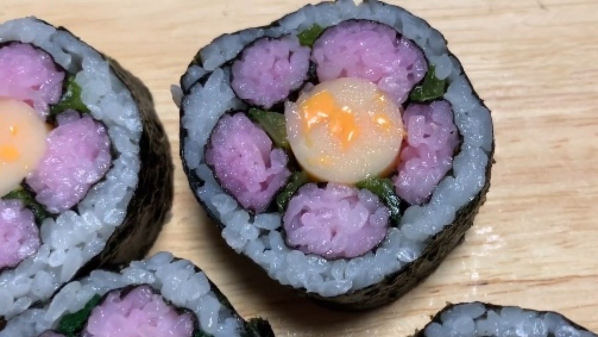 Sushi xúc xích hình hoa đào