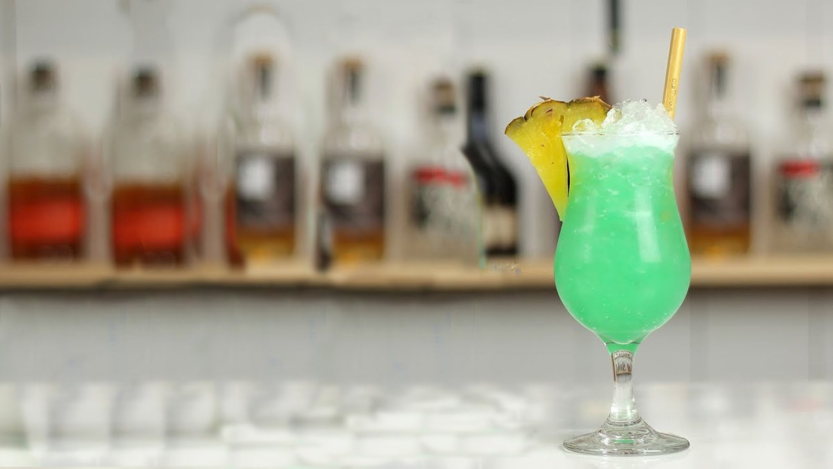 Cách pha chế Cocktail Blue Hawaii xanh hút hồn cho ngày hè sôi động