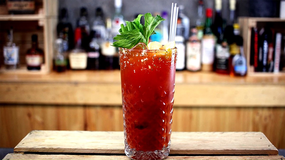 Công Thức Làm Cocktail Bloody Mary Đẫm Máu Đỏ Rực Trong Truyền Thuyết