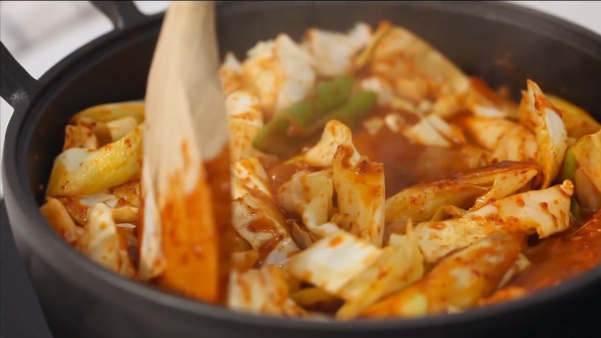 Những nguyên liệu cần chuẩn bị để nấu lẩu gà Hàn Quốc là gì?
