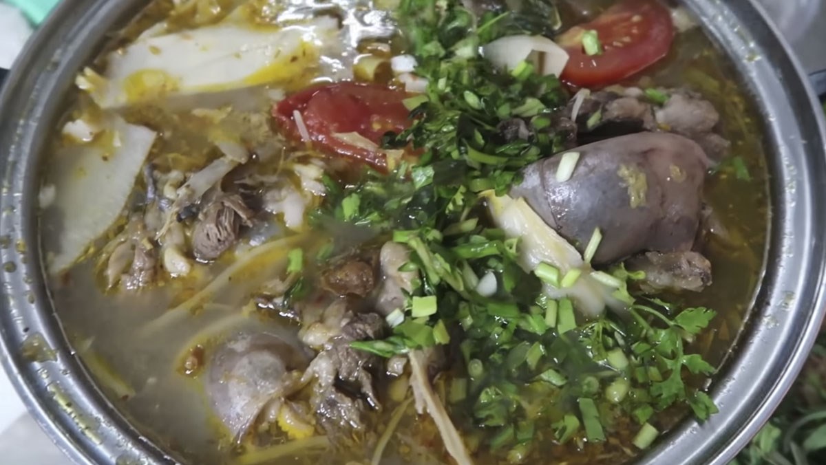 What is the recipe for bún mắt cá ngừ đại dương (noodle soup with ocean tuna eye)?