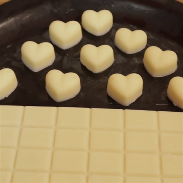 Cách làm socola trắng bằng dầu dừa và sữa bột đơn giản tại nhà