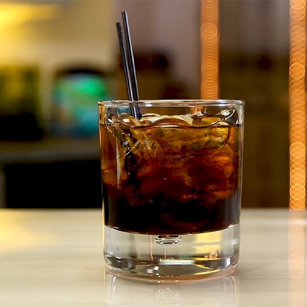 Cách pha chế Cocktail Black Russian đen mạnh mẽ hơn linh hồn của quỷ Satan