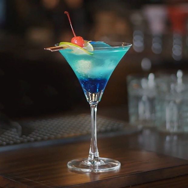 Cách pha chế Cocktail Blue Lagoon eo biển xanh sâu thẳm say đắm