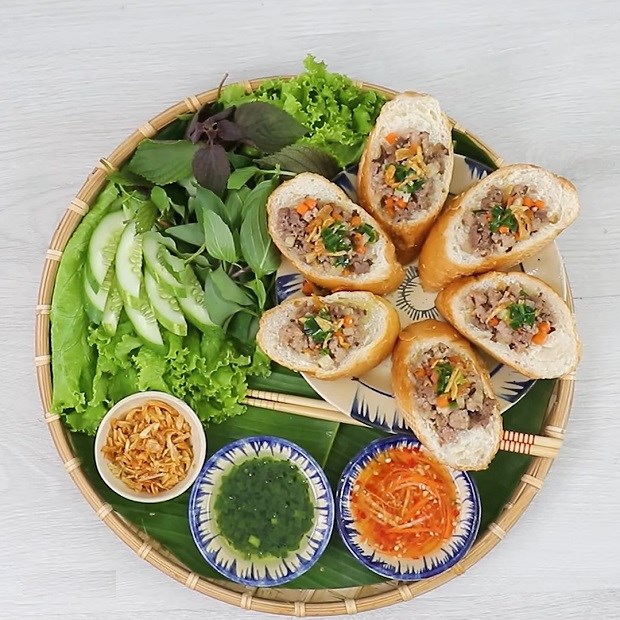 2 cách làm bánh mì hấp thịt băm và nước cốt dừa cho những ngày ngán cơm