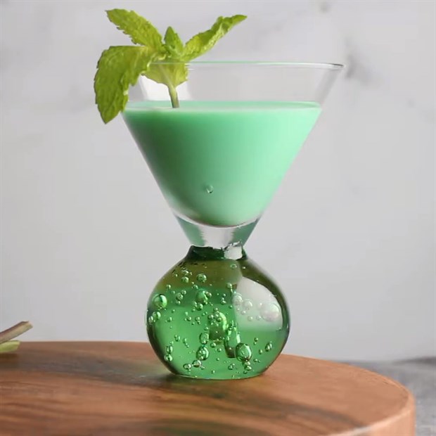 Cách pha chế Cocktail Grasshopper (Châu Chấu) xanh bạc hà tươi mát lôi cuốn