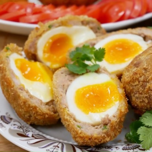 Cách làm scotch egg - thịt bọc trứng lòng đào chiên giòn ngon mê tơi