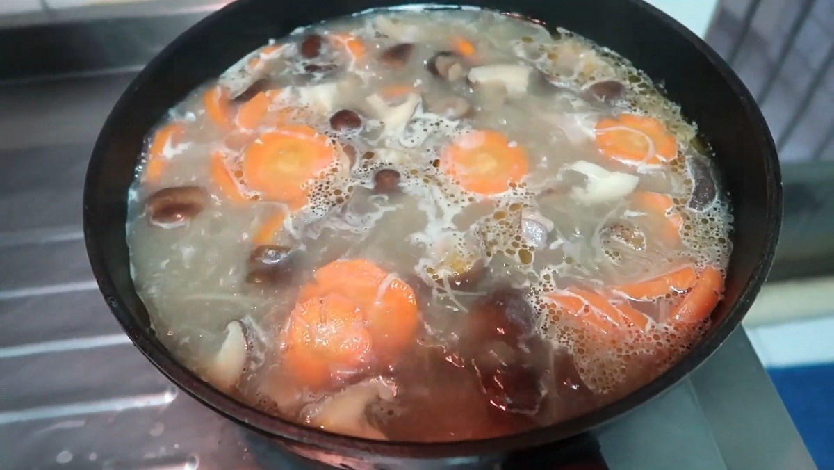 Canh hải sâm nấu nấm