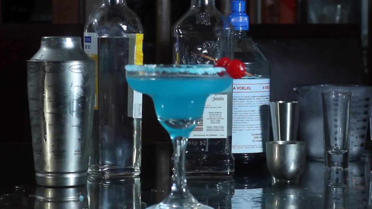 Cocktail Blue Margarita lắc đá