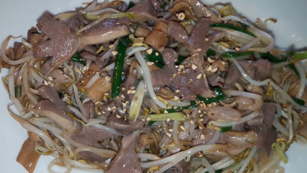 Lòng gà xào giá đỗ