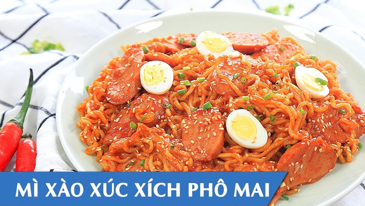 Mì xào xúc xích phô mai