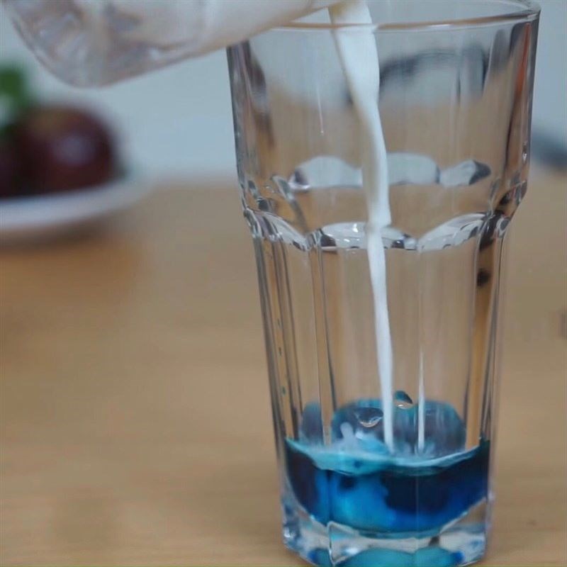 Bước 1 Pha hỗn hợp syrup và sữa tươi soda Deep Blue Sea