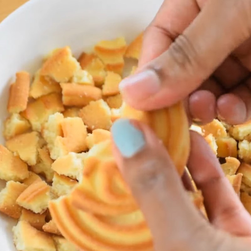 Bước 2 Bẻ vụn bánh quy Kem cookie caramel