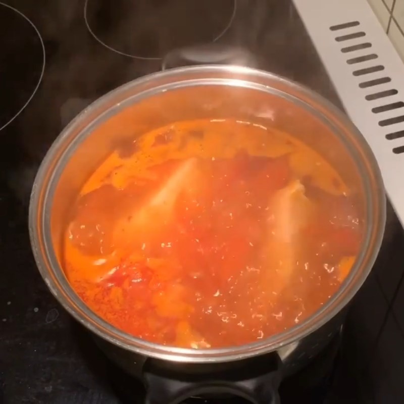 Bước 3 Nấu nước dùng Bún cá hồi cà chua