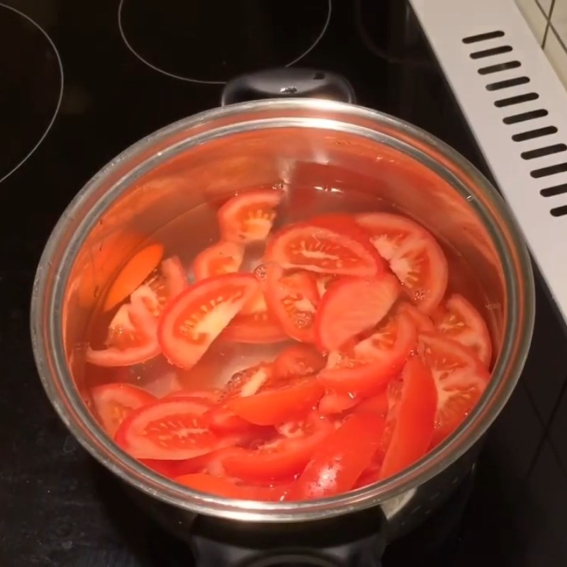 Bước 3 Nấu nước dùng Bún cá hồi cà chua