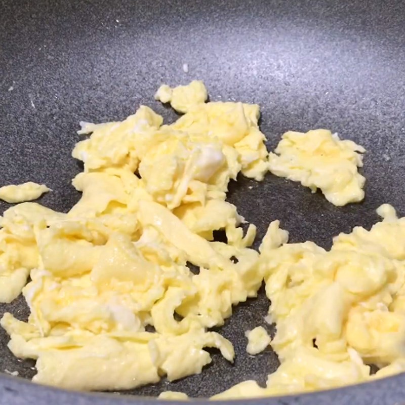 Bước 2 Chần đậu que và chiên trứng Đậu que xào trứng