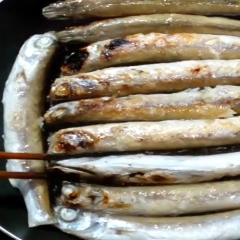 Bước 2 Chiên cá Cá nhồng kho tiêu