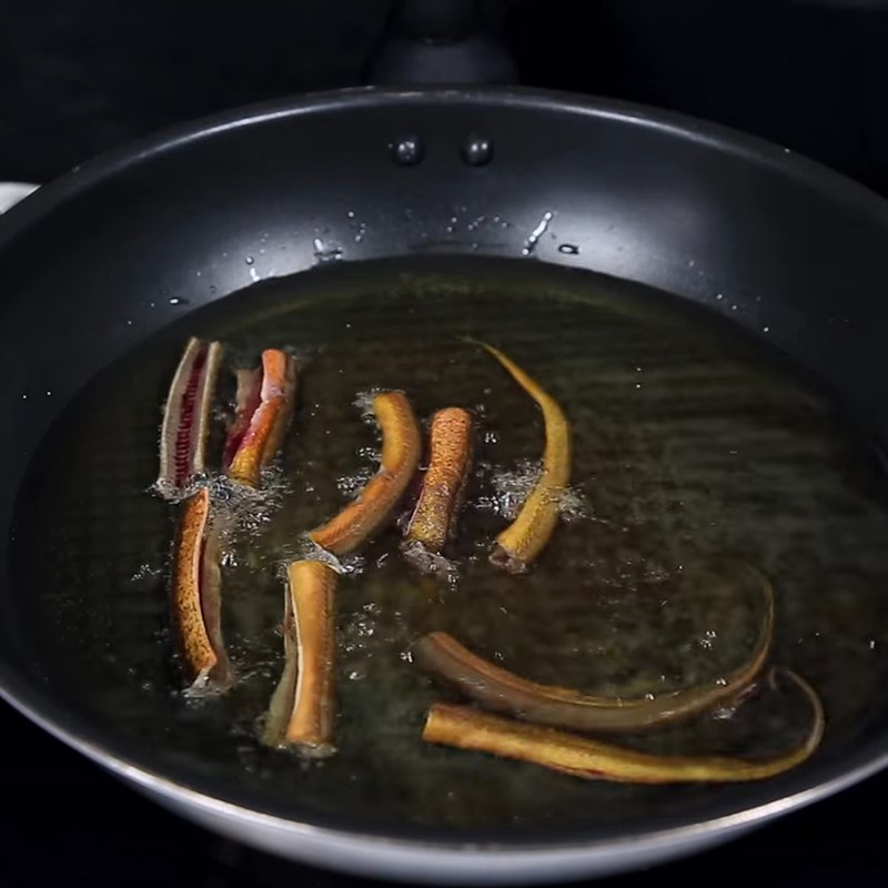 Bước 2 Chiên lươn Lươn kho chuối xanh