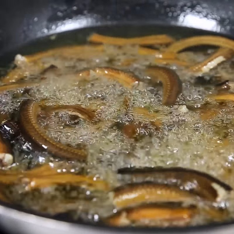 Bước 2 Chiên lươn Lươn kho chuối xanh