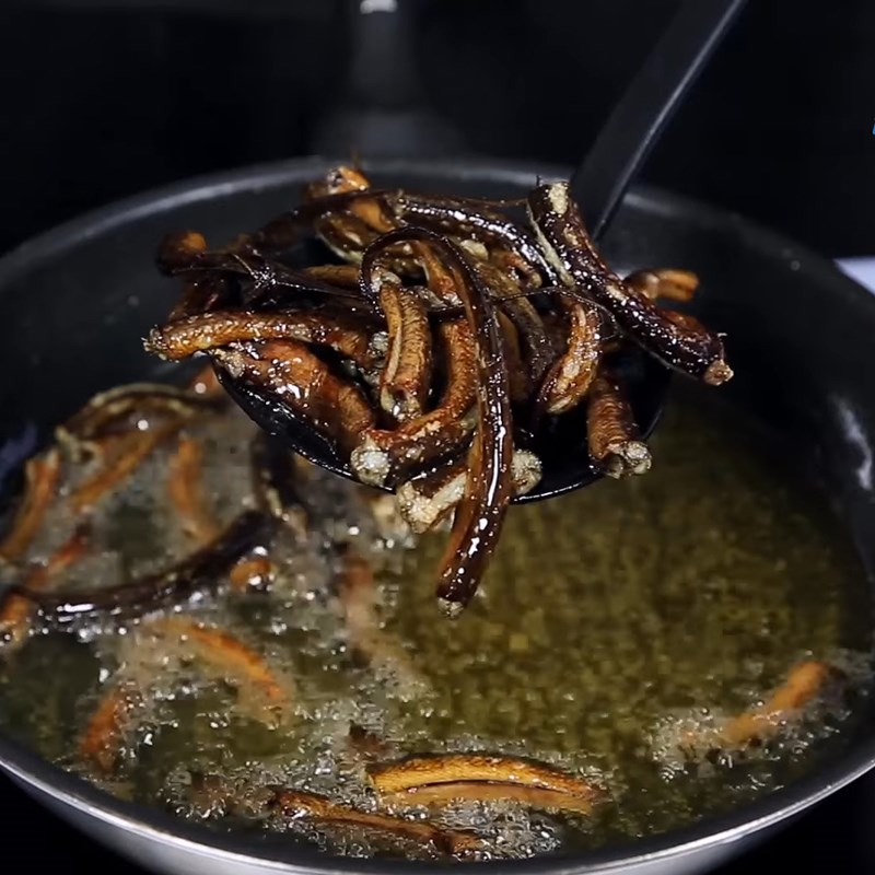 Bước 2 Chiên lươn Lươn kho chuối xanh